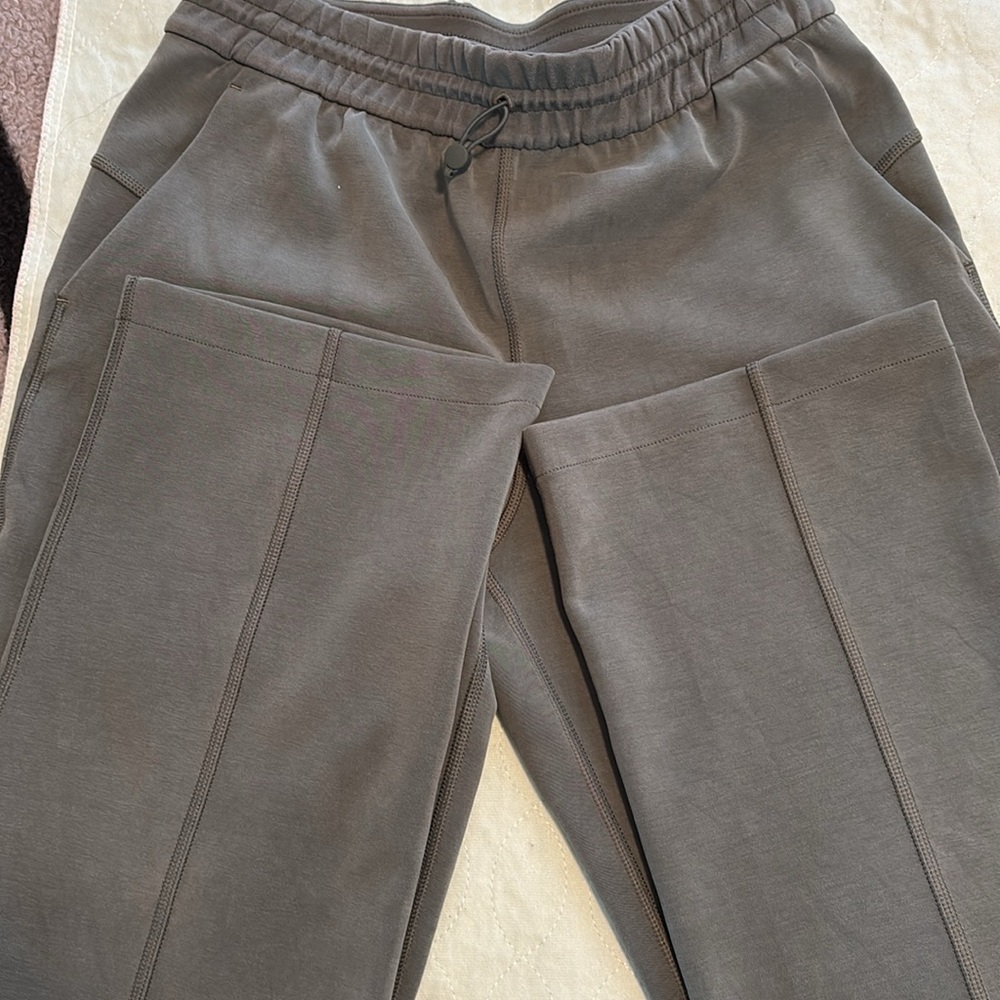 Soft stream Lululemon jogger pants - Picture 3 of 3